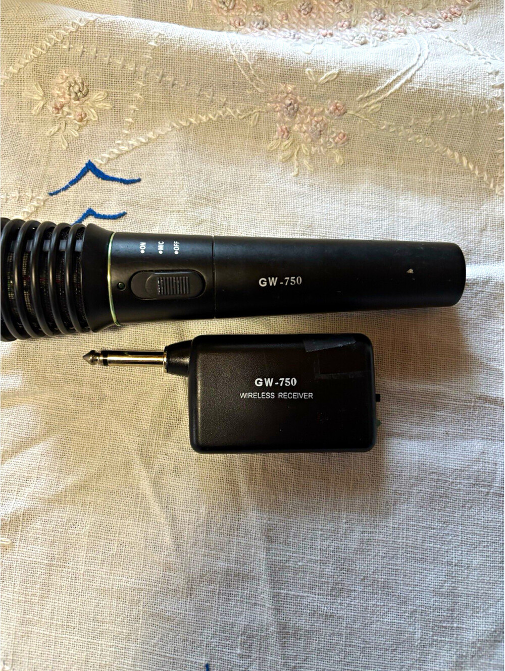 Microphone Wireless GW-750 Handheld w/ Receiver, 1/4 in Plug, Black